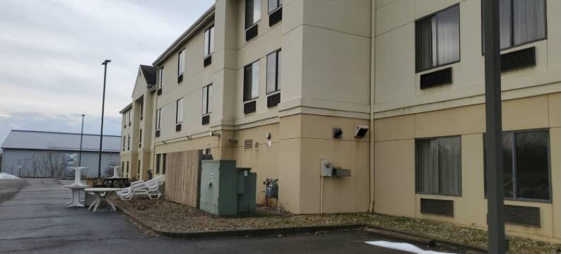 靠近I-70/I-77的剑桥客栈，由Capital O提供(Cambridge Inn by Capital O Near I-70 / I-77)图片