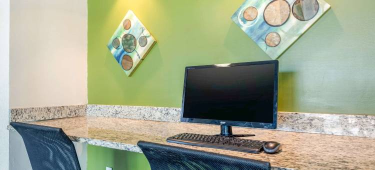 利斯堡湖泊群凯艺套房酒店(Quality Inn & Suites Leesburg Chain of Lakes)图片