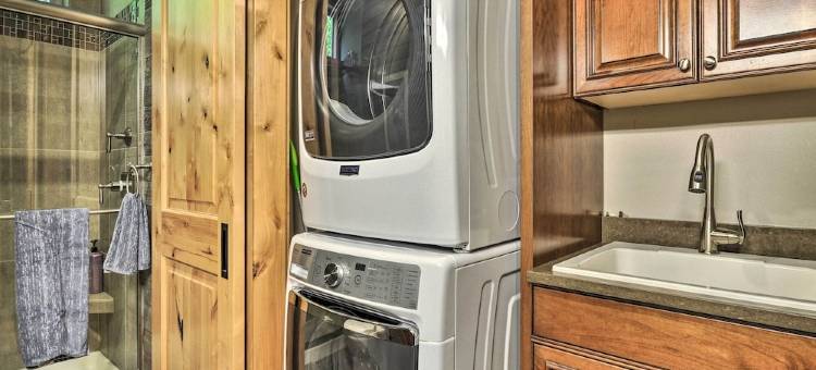 Luxurious Waterfront Retreat w/ Private Pond!图片