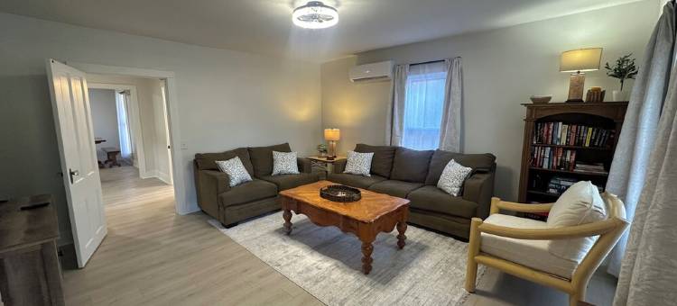 Newly renovated 1890’s home in downtown Milltown beside the Blue River!图片