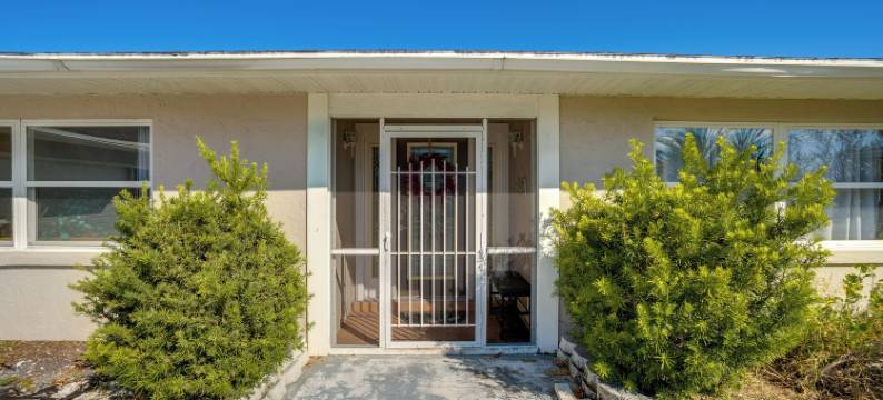 距夏洛特港海滩公园4英里：带泳池的宝石(4 Mi to Port Charlotte Beach Park Gem with Pool)图片