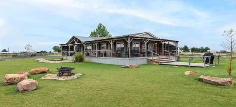 Mountain views, wrap around porch, incredible lawn with fire pit!!图片