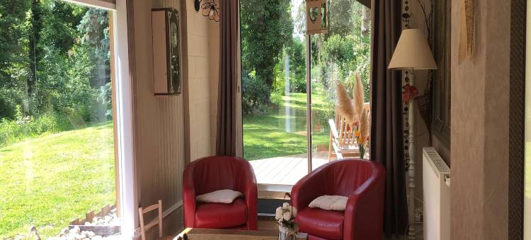 Cottage Near the Mill Pond with a Beautiful Garden图片