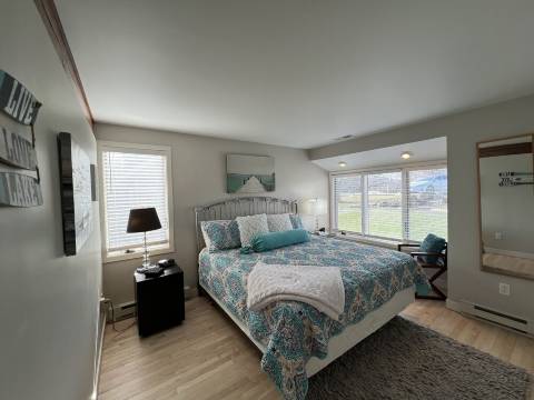 2BR 2BA + 3rd BR loft cozy end unit lakefront townhome comfortably sleeps 6!