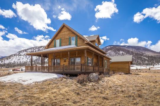 Spectacular Mountain Views and Cozy Deck - Charming Cabin Retreat