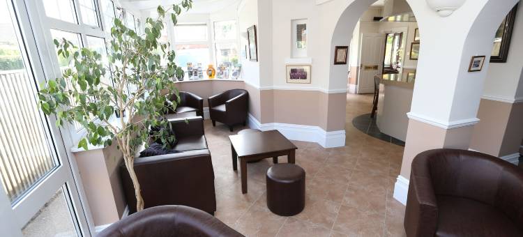 盖特威克角落之家酒店(Corner House Hotel Gatwick with Bookable Holiday Parking)图片