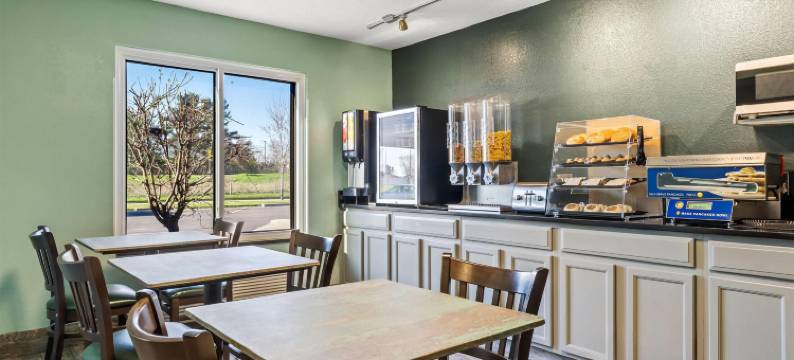 黑河瀑布戴斯酒店(Days Inn by Wyndham Black River Falls I-94 on Atv Trail)图片