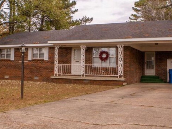 Lyndale House: Full house with 3 br