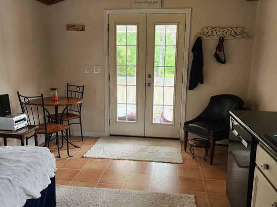 Lovely cottage on Horse Farm 25 MILES to Beach with AC in charming Burgaw