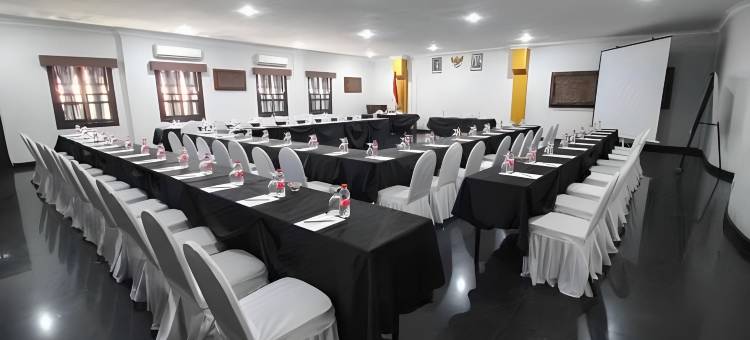 谏义里自由酒店(Hotel Merdeka Kediri)图片