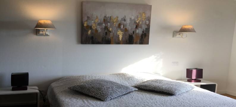 Tranquil Villa with Pool图片