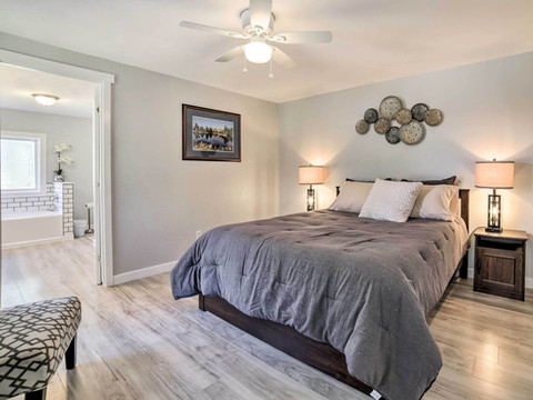 舒适的阿什顿住所带院子 - 靠近公园和游泳池！