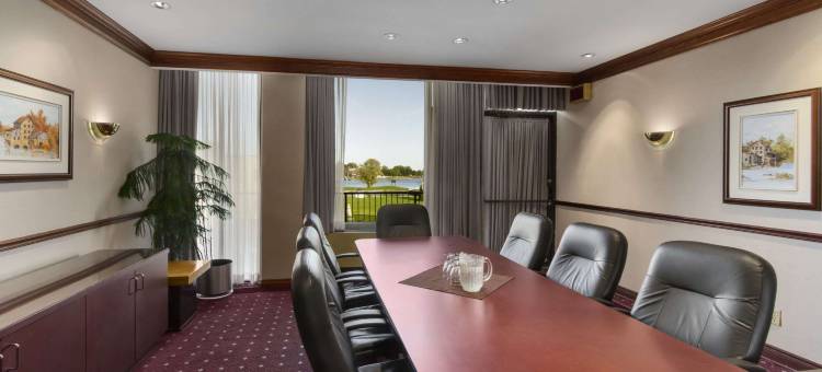 贝勒维尔华美达海湾会议度假村(Ramada by Wyndham Belleville Harbourview Conference Centre)图片