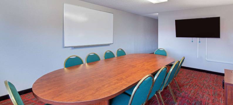 博林格林温德姆华美达酒店(Ramada by Wyndham Bowling Green)图片