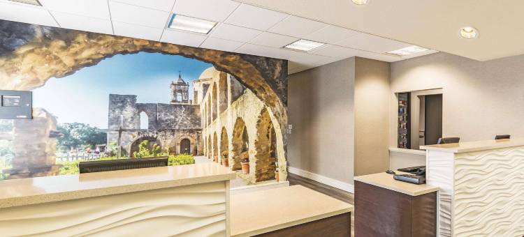 圣安东尼奥市区拉昆塔温德姆套房酒店(La Quinta Inn & Suites by Wyndham San Antonio Downtown)图片