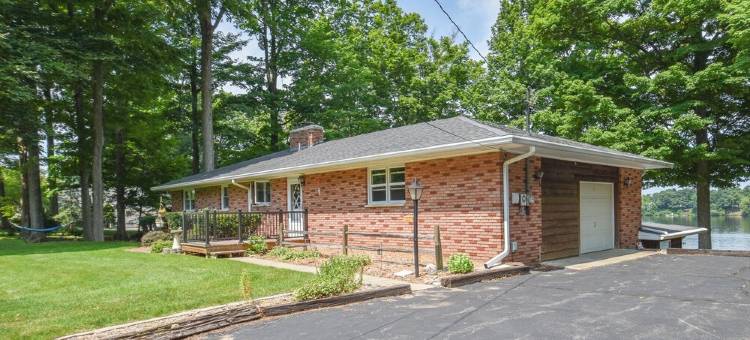 Rustic Hills Retreat...a scenic home on beautiful lake front property.图片