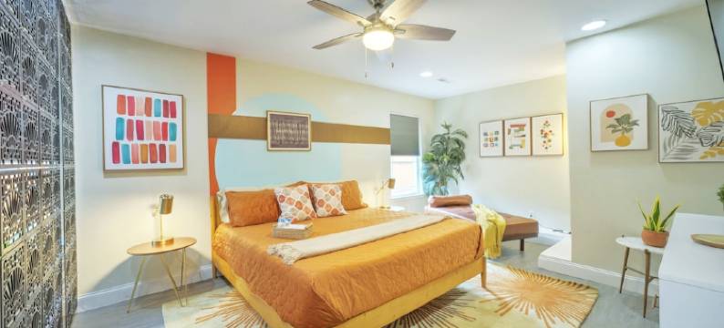 5 mins to DT, family friendly, hot tub, arcade, sleeps 8, fully fenced yard.图片