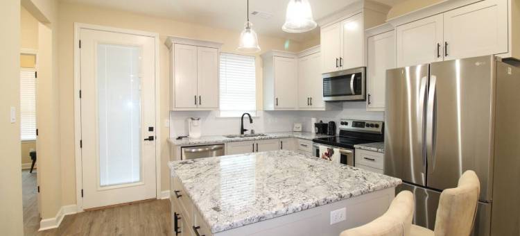 Stainless Appliances and Fenced Yard with Fire Pit - Elegant Modern Haven图片