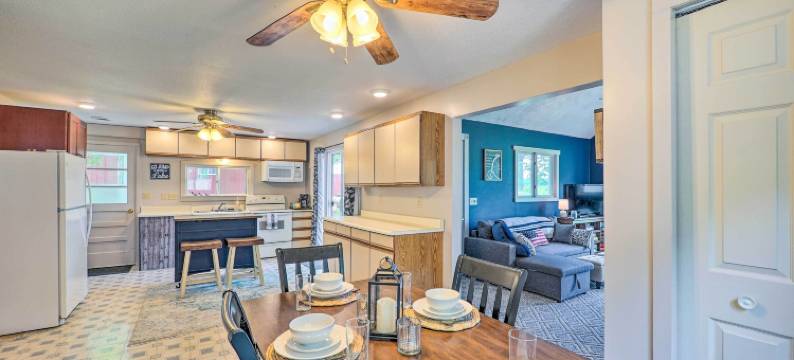 塔布斯湖小屋，带火坑，靠近滑雪场！(Cottage on Tubbs Lake w/ Fire Pit Near Skiing!)图片