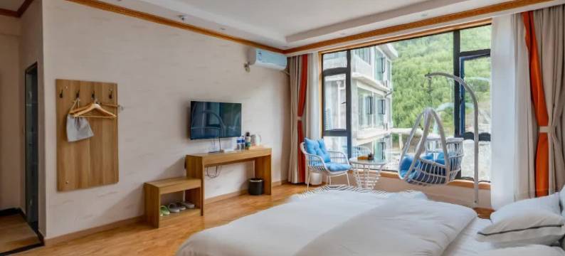 四姑娘山山与民宿图片