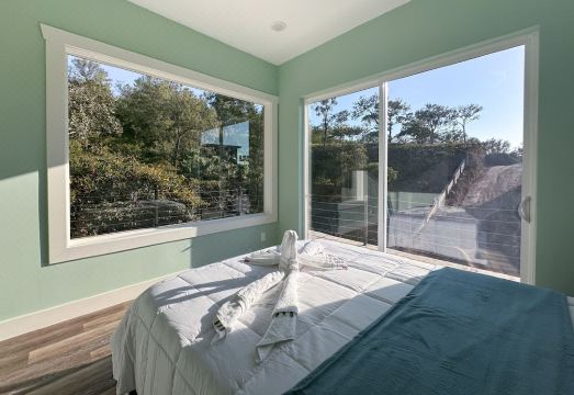 6 Bd, 6 Bth, 2 living rms, huge kitchen, private pool & hot tub, rooftop deck!!! Hotel Overview