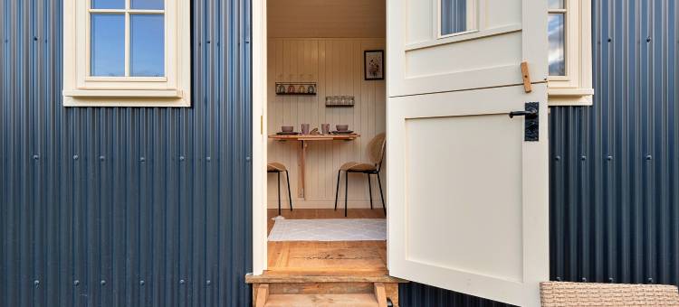Shepherd's Hut near Cotswolds & Sky Dive Fun图片