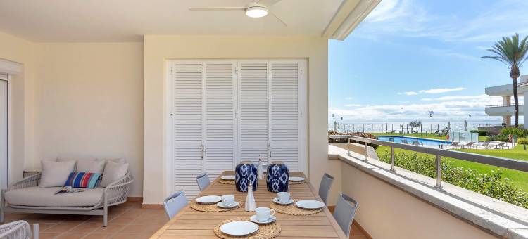 Bright apartment front of beach. Guadalmansa Beach图片