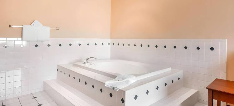 奥瓦索 US-169 凯艺套房酒店(Quality Inn & Suites Owasso US-169)图片