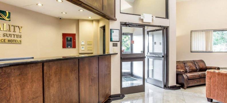 竞技场品质套房假日酒店(Quality Inn & Suites Coliseum)图片