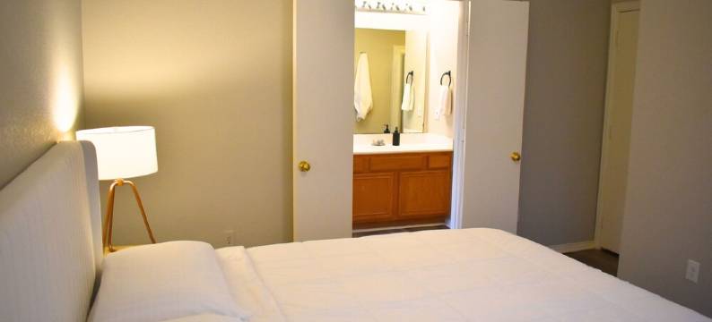 Modern 3 Bdr home! Near everything!图片