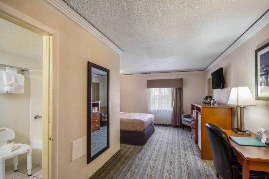 堪萨斯城品质酒店及套房 - 独立城I-70公路东(Quality Inn & Suites Kansas City - Independence I-70 East)