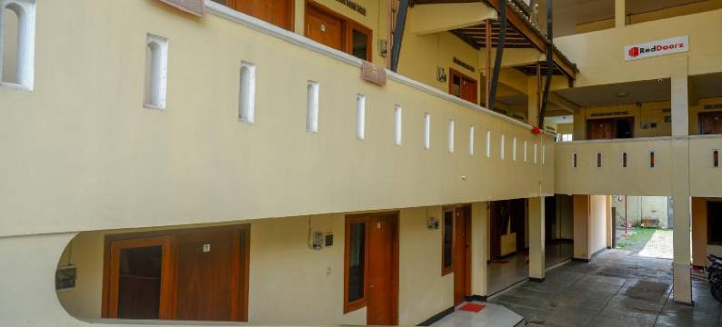 红多兹伊斯兰酒店-近GOR萨特里亚4号(RedDoorz Syariah Near Gor Satria 4)图片