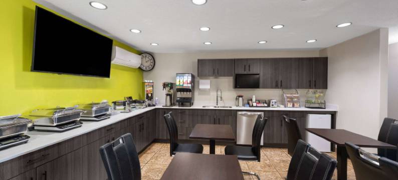 麦克默里堡速8酒店(Super 8 by Wyndham Fort McMurray)图片