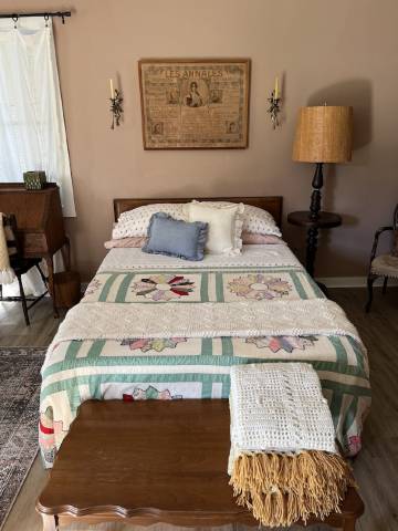 1930’s Guest Cottage and Vintage Shop with 1/2 Bath and Full Bed