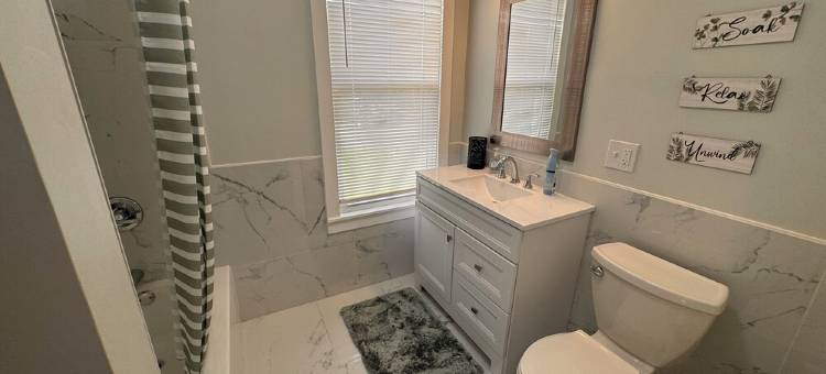 堪萨斯城市中心温馨三卧室度假屋，配备WiFi、空调等更多设施(Lovely 3-bedroom house in downtown Kansas City with WiFi, AC and so much more)图片