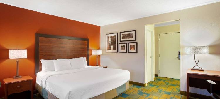 奥本伍斯特拉昆塔温德姆酒店(La Quinta Inn by Wyndham Auburn Worcester)图片