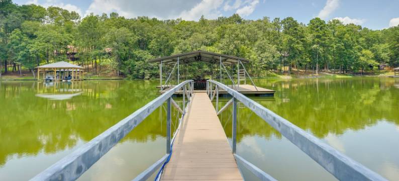 阳光克萨河度假屋，带船坞及滑槽！(Sunny Coosa River Hideaway w/ Boat Dock & Slip!)图片