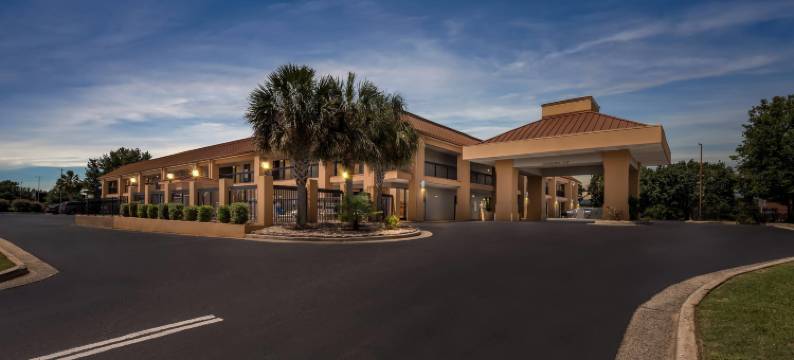 凯艺套房酒店-近罗宾斯空军基地(Quality Inn & Suites Near Robins Air Force Base)图片