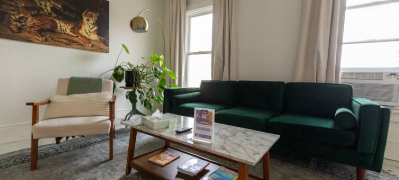 Bright and Airy Living Space with Luxurious Comfort - Charming Retreat图片