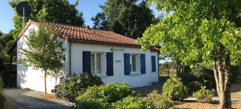 Villa in Les Forges with Golf & Pool Access图片