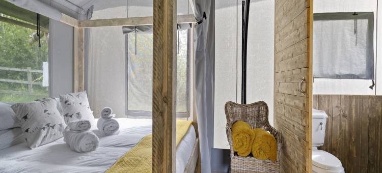 Safari Tent by Hertford Lake with Hot Tub图片