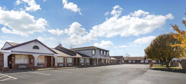 红屋顶乡村工作室乔治城，KY(HomeTowne Studios Georgetown, KY)图片