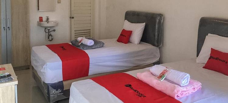 红多兹酒店-近RS米特拉克卢亚加瓦鲁(RedDoorz Near RS Mitra Keluarga Waru)图片