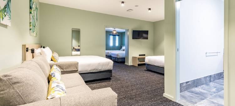 Nightcap at Commercial Hotel图片