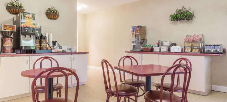 圣查尔斯速8酒店(Super 8 by Wyndham St Charles)图片