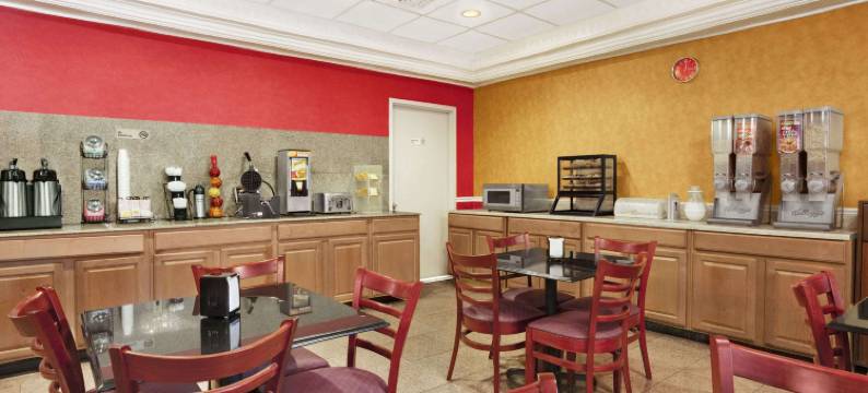 东奥兰治华美达酒店(Ramada by Wyndham East Orange)图片