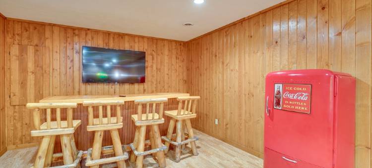 带码头和游戏房的Sugar River水边小屋!(Waterfront Sugar River Cabin w/ Dock & Game Room!)图片