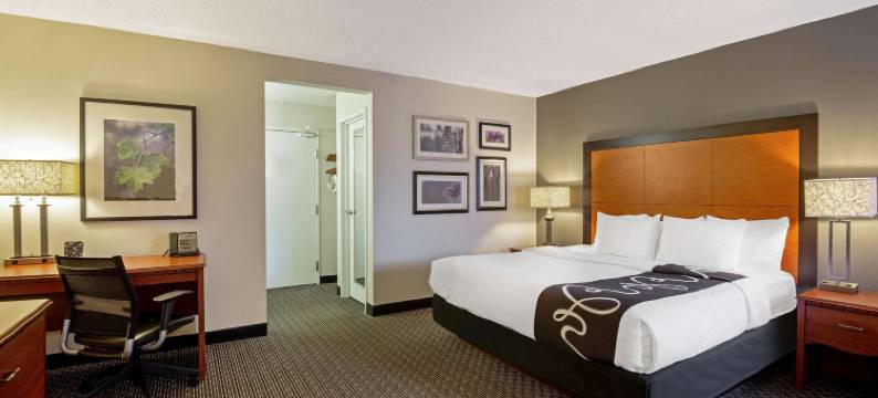 赫尔希哈里斯堡机场拉昆塔温德姆套房酒店(La Quinta Inn & Suites by Wyndham Harrisburg Airport Hershey)图片