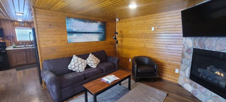 Hot Tub! Outside Traverse City, Sleeps 6 Pet Friendly, Fire Place, Fire Pit图片