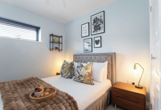 Elliot Oliver - Stylish 2 Bedroom Apartment with Parking in the Docks Hotel Overview